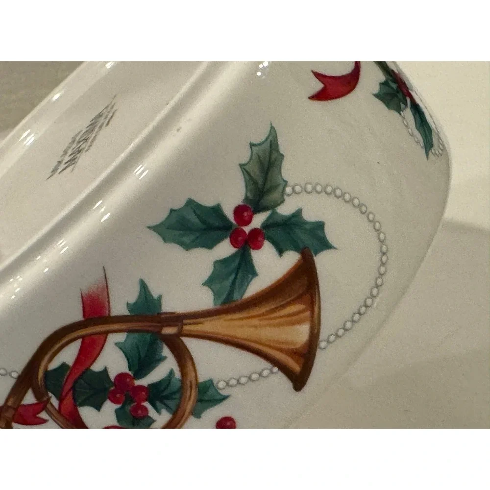 Mikasa Christmas Trinket Box Round Holiday Holly‎ Berry Gold Horn Red Bow Lid